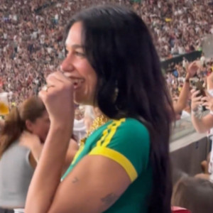 Από το «Μπομπονέρα» και το Athletiko η Ντούα Λίπα βρέθηκε στη Βραζιλία για να ξαναδεί ποδόσφαιρο (video)