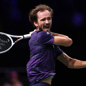 O Μεντβέντεφ παίρνει μέρος σε τουρνουά εταιρείας που χρηματοδοτεί τον πόλεμο