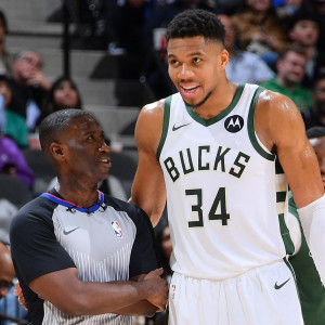 Ρεσιτάλ ειλικρίνειας από διαιτητή στο ματς των Μπακς: «Δεν έχω ιδέα ποιανού είναι η μπάλα!» (video)