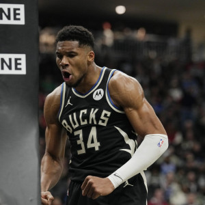 Σαρωτικός Αντετοκούνμπο και νίκη για τους Μπακς κόντρα στους Μπουλς