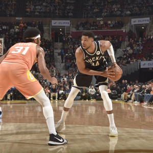 Οι Μπακς αγωνιούν για τον τραυματισμό του Αντετοκούνμπο - Τι ανέφερε ο Ντοκ Ρίβερς