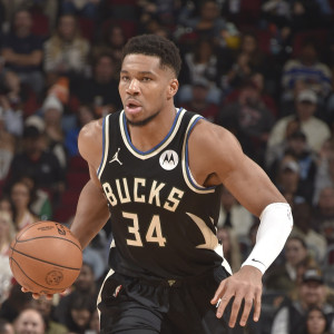 Ο Γιάννης αποχώρησε τραυματίας και οι Μπακς ηττήθηκαν από τους Καβαλίερς