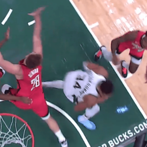 Ο απίθανος Γιάννης «τρέλανε» τον Σενγκούν κι άλλους δύο αμυντικούς των Ρόκετς - Κάρφωσε με μανία (video)