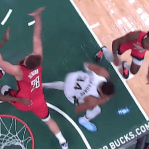 Ο απίθανος Γιάννης «τρέλανε» τον Σενγκούν κι άλλους δύο αμυντικούς των Ρόκετς - Κάρφωσε με μανία (video)