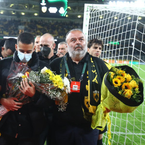 Η οικογένεια της ΑΕΚ τίμησε την μνήμη του Μάριου – Με επικεφαλής τον Ηλιόπουλο η ομάδα κατέθεσε λουλούδια (video)