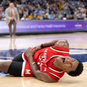 Τραυματισμός που σοκάρει: «Αστέρι» του NCAA... γκρεμίστηκε μετά από κάρφωμα - Μεταφέρθηκε με φορείο (video)