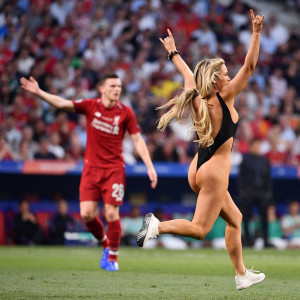 Έπαιξε ημίγυμνη τη... μπάλα της στον τελικό του Champions League και τώρα πετάει στους αιθέρες