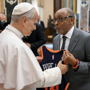 Ο Σπάικ Λι... προσηλυτίζει τον Πάπα στο Βατικανό - Θέλει να τον κάνει οπαδό των Νικς