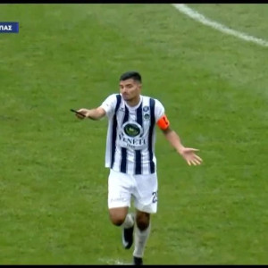 Ο Εραμούσπε πέταξε εκτός αγωνιστικού χώρου ένα... κινητό (video)