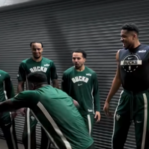 Τρομερό βίντεο: Ο Θανάσης Αντετοκούνμπο το έριξε στον χορό πριν τον αγώνα των Μπακς με τους Μάβερικς