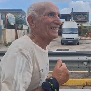 «Δεν έχω καπνίσει ποτέ, πίνω λίγο τσίπουρο για φάρμακο» - Ο 88χρονος που έτρεξε στον Μαραθώνιο