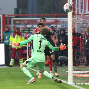 Τι έβαλε: Ο Λουίς Ντίαζ πέτυχε αδιανόητο γκολ από την τελική γραμμή για την Μπάγερν Μονάχου (video)