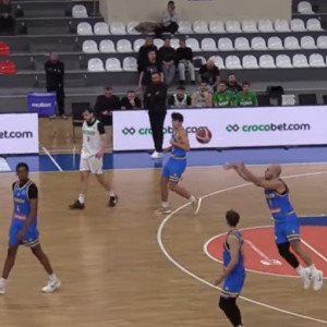 Τι έβαλε ο Μουράτος! Απίστευτο buzzer beater από τη μια άκρη του γηπέδου στην άλλη (video)