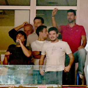 Έτοιμος να κατέβει στο παρκέ - Σόου Τζόκοβιτς στο παιχνίδι του Ερυθρού Αστέρα με τη Μονακό (video)