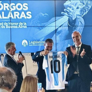 Χάρισαν στον Νταλάρα φανέλα της Αργεντινής με το «10» του Μαραντόνα και του Μέσι (photos)
