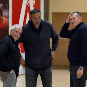 Ο Βλάντε Ντίβατς στην προπόνηση της Παρτίζαν για να εμψυχώσει τους παίκτες