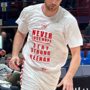 «Μη χάνεις την ελπίδα»: Το μήνυμα στήριξης στον Έβανς πάνω στα μπλουζάκια των παικτών του Ολυμπιακού (video)