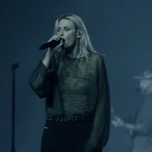 Η τραγουδίστρια των Linkin Park τίμησε την μνήμη του Μαραντόνα με τον πιο... ιδιαίτερο τρόπο (video)