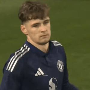 Η Μάντσεστερ Γιουνάιτεντ «επιστρατεύει» τον γιο του Ντάρεν Φλέτσερ για να σώσει ρεκόρ... 88 ετών