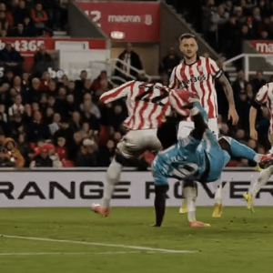 Απίστευτο περιστατικό στην Αγγλία: Ποδοσφαιριστής σκόραρε και... τραυματίστηκε στην ίδια φάση (video)