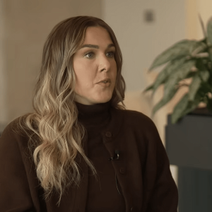 Η Μαίρη Έρπς μίλησε ανοιχτά για τη μάχη της με τον αλκοολισμό : «Το σκοτάδι με καταβρόχθιζε»