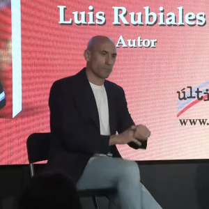 Ο Λουίς Ρουμπιάλες δέχτηκε αυγά από τον θείο του κατά τη διάρκεια παρουσίασης βιβλίου στη Μαδρίτη! (video)