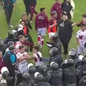 Το απόλυτο χάος στην Αργεντινή - Μπουνιές, σπρέι πιπεριού και ξύλο παικτών με αστυνομία (video)