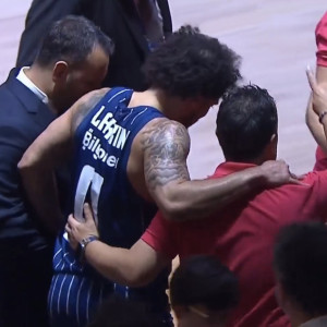 Τραυματίστηκε ο Λάρκιν στο Εφές - Μπάγερν και αποχώρησε υποβασταζόμενος