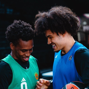 Θερμή υποδοχή στον Σορτς από τους παίκτες της Παρί - «Κάτι μπήκε στο μάτι μου» (Video)