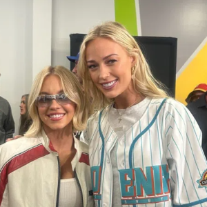 Διάσημη αθλήτρια ποζάρει δίπλα στην Σίντνεϊ Σουίνι και σχολιάζει προκλητικά: «Κάποια κάτι ξέχασε στο σπίτι» (photo)