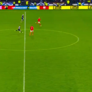 Ασύλληπτο γκολ της Σκωτίας στο 98ο λεπτό πίσω από τη σέντρα (video)