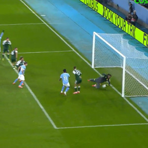 Η απίθανη απόκρουση του Λαφόν πάνω στην γραμμή (video)