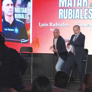 Ο Λουίς Ρουμπιάλες δέχτηκε αυγά από τον θείο του κατά τη διάρκεια παρουσίασης βιβλίου στη Μαδρίτη! (video)