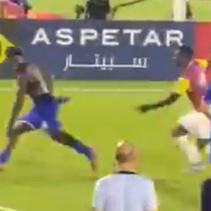 Κολομβιανοί κυνηγούσαν Γάλλους - Χάος σε ματς του Παγκοσμίου Κυπέλλου των 17χρονων (video)