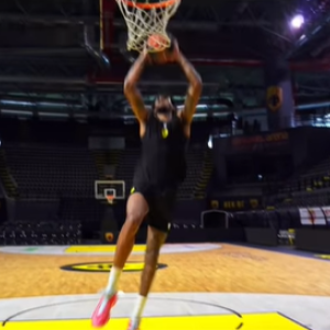 Στα κιτρινόμαυρα της ΑΕΚ ο Μπράουν - Έπιασε δουλειά στη Sunel Arena (video)