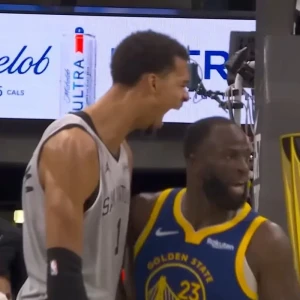 Ο Γουεμπανιαμά δεν λυπήθηκε τον Γκριν: Κάρφωσε στα μούτρα του και στη συνέχεια του φώναξε (Video)