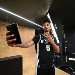 Topps και NBA μετατρέπουν φανέλες παικτών σε συλλεκτικές κάρτες που θα κοστίζουν εκατομμύρια