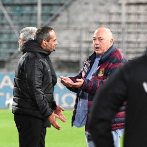 Ο Μπέος κατέβηκε στον αγωνιστικό χώρο να διαμαρτυρηθεί για το πέναλτι σε βάρος του Βόλου