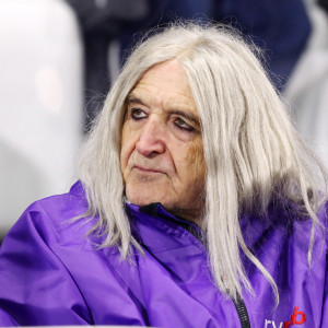 Ο Καρβέλας με... χρωματιστό outfit στη Λεωφόρο για το ντέρμπι