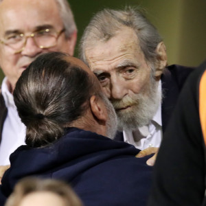 Ο ασπασμός του Μάριου Ηλιόπουλου στον Γιώργο Βαρδινογιάννη πριν το Παναθηναϊκός-ΑΕΚ