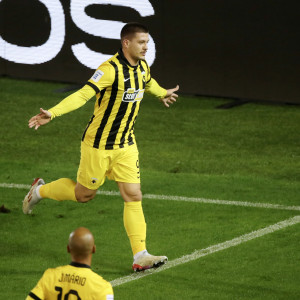 Marca για τη νίκη της ΑΕΚ: «Με χατ τρικ του στρατιώτη Γιόβιτς κέρδισε τον Παναθηναϊκό του Μπενίτεθ»