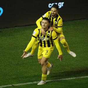 Marca για τη νίκη της ΑΕΚ: «Με χατ τρικ του στρατιώτη Γιόβιτς κέρδισε τον Παναθηναϊκό του Μπενίτεθ»