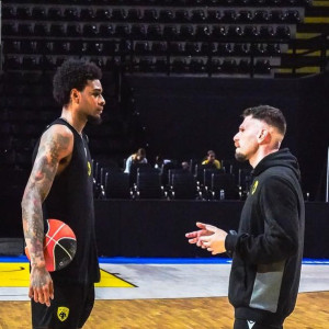 Η... εκμάθηση του Μπράουν στο σύστημα της ΑΕΚ, οι επιστροφές και οι διεθνείς