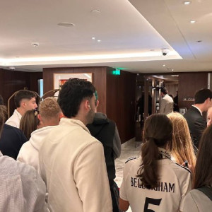 Κόσμος έχει συγκεντρωθεί έξω από το ξενοδοχείο που θα μείνει η Ρεάλ (video)