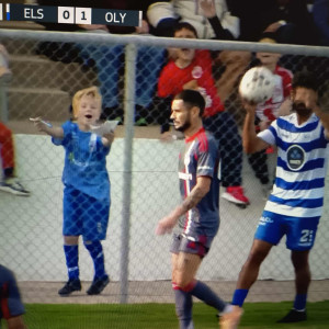 Απίθανο σκηνικό: Μικρός φίλαθλος ζητούσε αυτόγραφο από τον Καμπελά εν ώρα αγώνα! (photos)