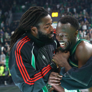 Ο εκστασιασμένος Λεσόρ... επιτέθηκε με πετσέτα στον Γκραντ μετά τη νίκη του Παναθηναϊκού (video)