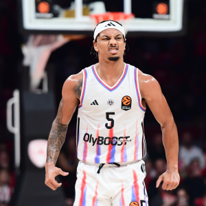 «Ομοβροντία» τριπόντων από τον Ρόμπινσον της Παρί κατά τη διάρκεια του πρώτου δεκαλέπτου στο ΣΕΦ