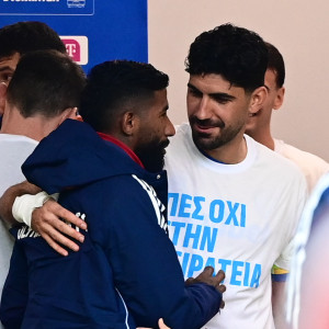 O Μπουχαλάκης αγκάλιασε Ροντινέι και Ρέτσο πριν το Παναιτωλικός-Ολυμπιακός