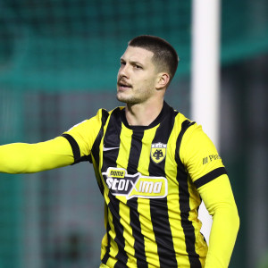 Έγραψε ιστορία ο Γιόβιτς: Έγινε ο πρώτος παίκτης που πετυχαίνει εκτός έδρας χατ τρικ σε Αθηναϊκό ντέρμπι