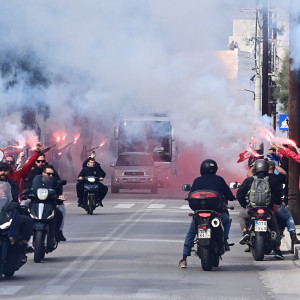 Χαμός στη Σύρο, συνοδεία από εκατοντάδες μηχανάκια έφυγε η αποστολή του Ολυμπιακού